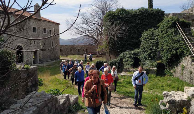 ГОВОРИ ПЕТ ЈЕЗИКА: Водич у деветој деценији